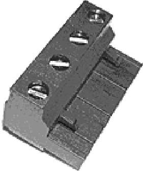 Metalowa klamra z czterema śrubami do mocowania elementów elektronicznych.