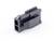 Czarny plastikowy wtyk w obudowie o prostokątnym profilu z bocznym zaciskiem na białym tle. Stosowany głównie w połączeniach kablowych.