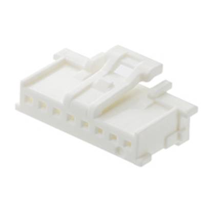 Biały wtyk plastikowy z wieloma otworami przyłączeniowymi, widok z boku. Używany do połączeń elektrycznych.