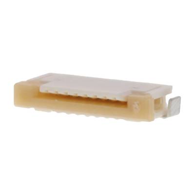Plastikowy element o prostokątnym kształcie i prążkowanej powierzchni. Posiada mały, zakrzywiony metalowy klips przy jednym z końców.