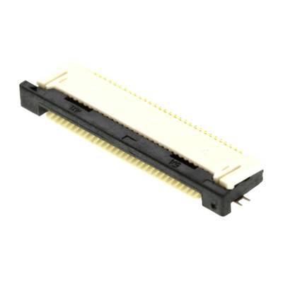 Biały i czarny złącze do płytek elektronicznych z licznymi złotymi stykami, na białym tle.