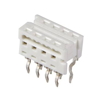 Biały, prostokątny złącze z wieloma metalowymi stykami do połączeń elektronicznych.