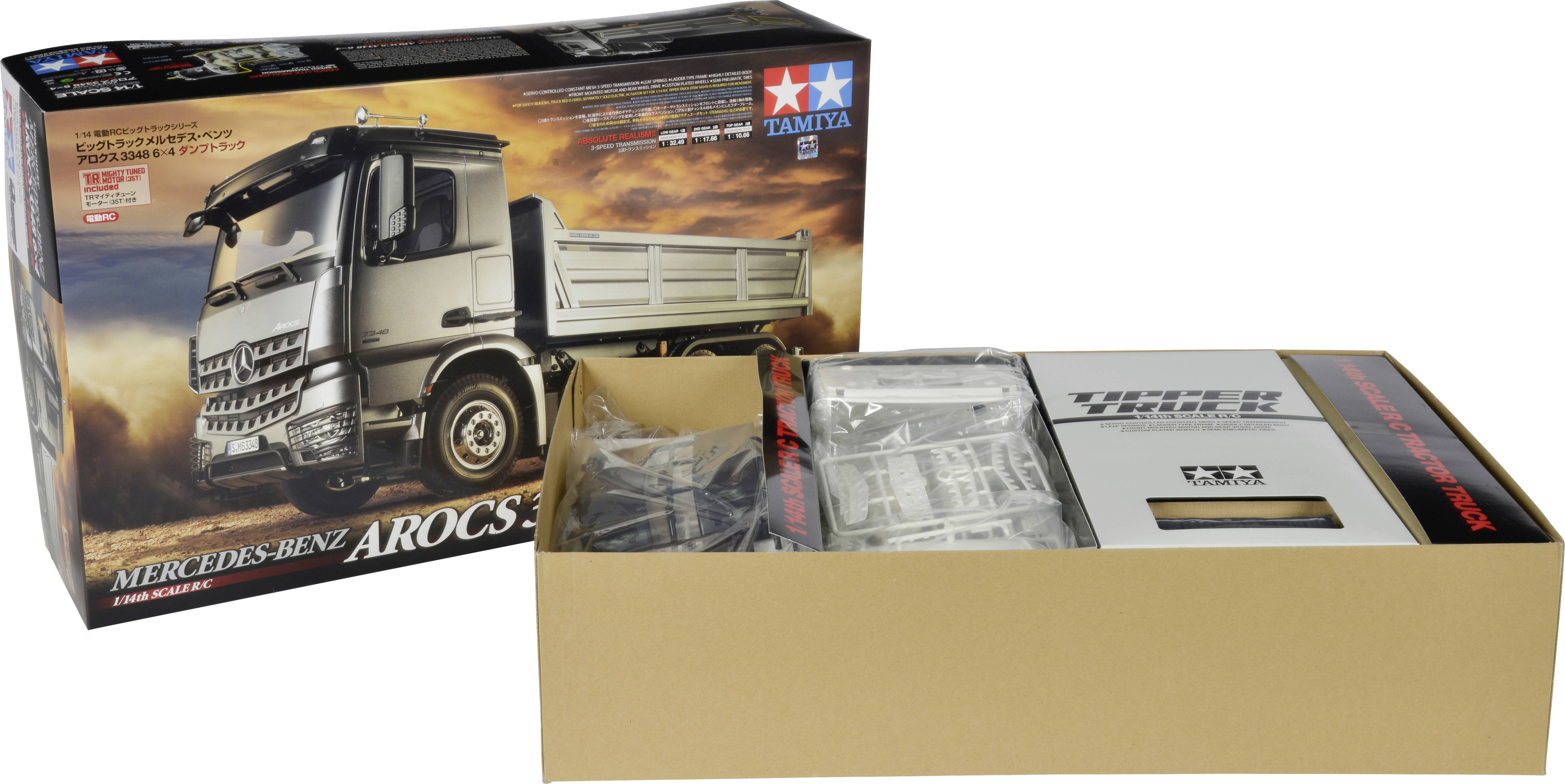 Zestaw modelarski Mercedes-Benz Arocs wywrotki w otwartym opakowaniu. W tle widoczny jest gotowy model na pudełku.