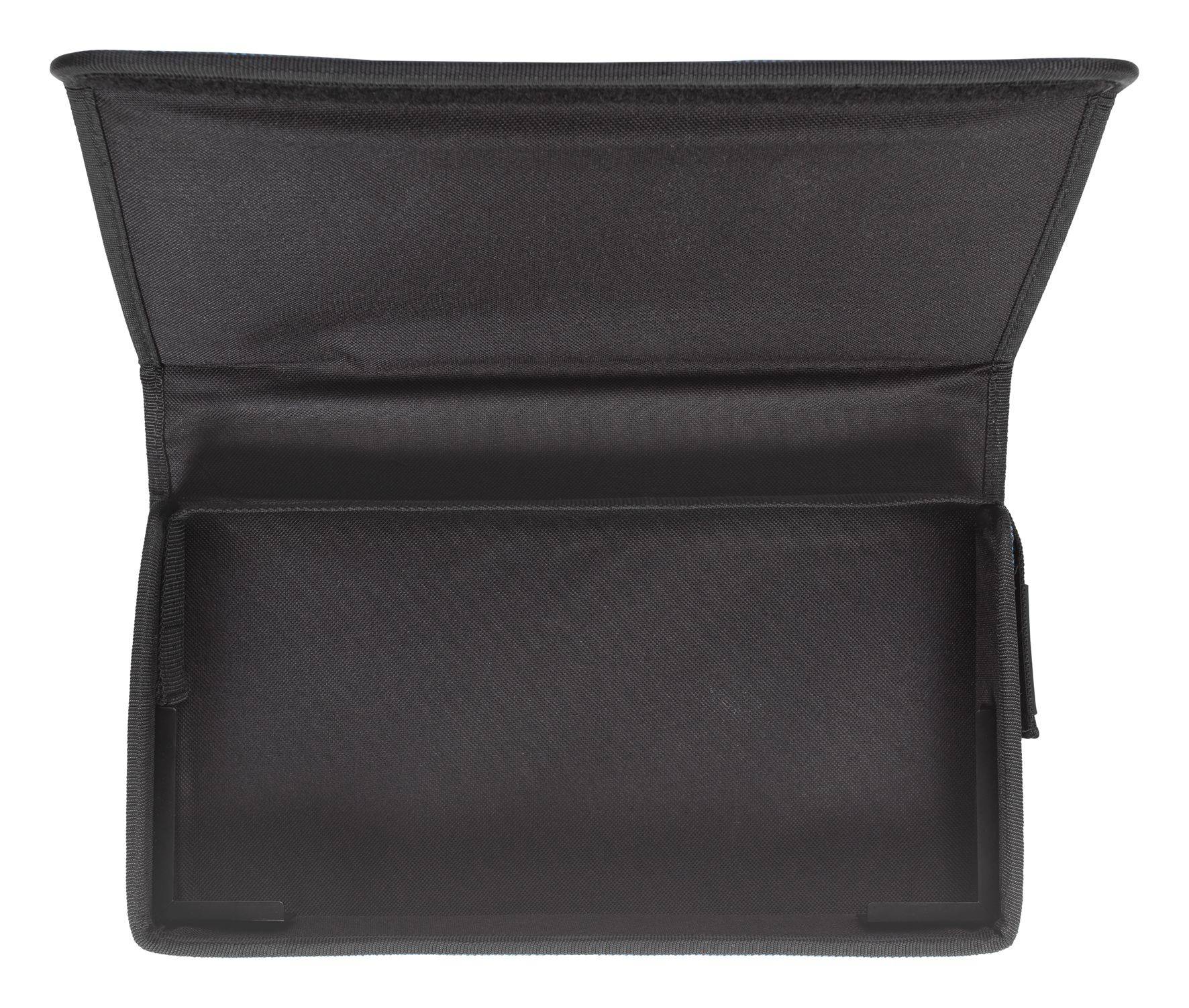 Czarne, otwarte etui, puste w środku. Ma prostokątny kształt i zamek błyskawiczny z boku. Odpowiednie do przechowywania przyborów piśmiennych lub kosmetyków.