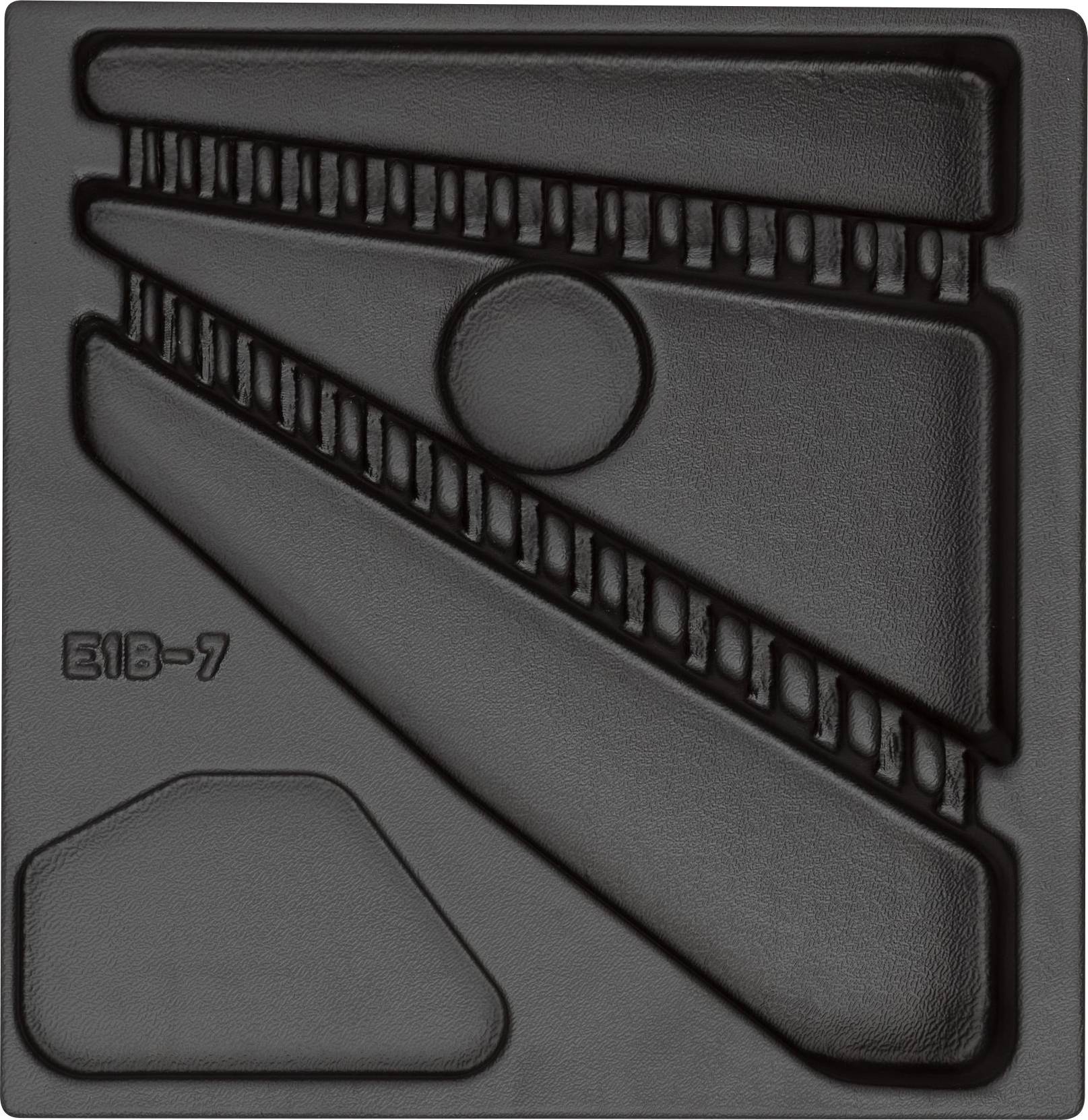 Kwadratowa płyta metalowa z geometrycznymi formami i liniami w relief. W lewym dolnym rogu wygrawerowany jest numer 'E18-7'.