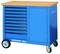 Niebieski wózek narzędziowy z drewnianym blatem, siedmioma szufladami i jedną komorą zamykaną drzwiczkami. Koła u dołu zapewniają mobilność, idealny do użytku warsztatowego.
