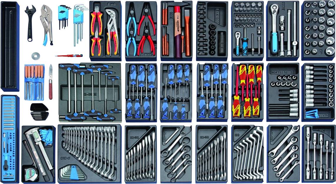 Różne narzędzia ręczne i klucze w zestawie narzędziowym, starannie ułożone w przegródkach. Zawiera szczypce, śrubokręty i nasadki klucza.