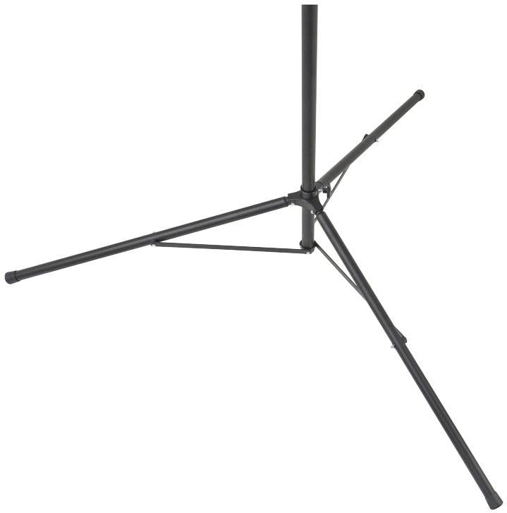 Trójnożny statyw, prawdopodobnie do mikrofonu lub światła, wykonany z czarnego metalu. Odpowiedni do użytku scenicznego lub studyjnego.
