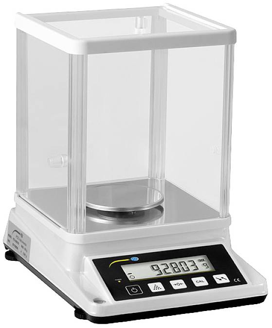 Cyfrowa waga precyzyjna z przezroczystą obudową wyświetla na wyświetlaczu wagę 928,03 gramów.