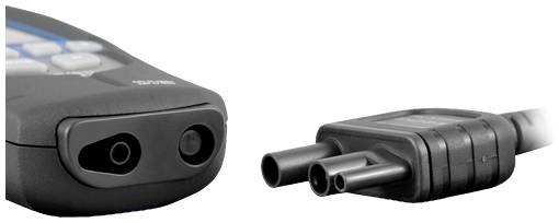 Elektryczny przyrząd pomiarowy z podłączeniem przewodowym. Po lewej stronie front urządzenia z gniazdami, po prawej odpowiednia wtyczka z dwoma stykami.