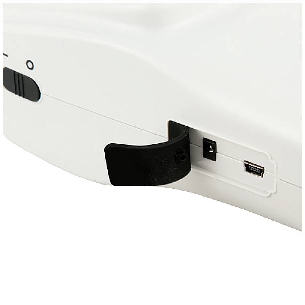 Biały sprzęt z bliskim ujęciem złącza USB i małej klapki z boku, prawdopodobnie projektor.