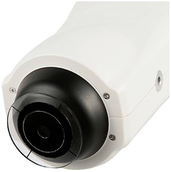 Zbliżenie białej kamery monitoringu z czarną strefą obiektywu, ukazujące szczegóły jakości wykonania i struktury soczewki.