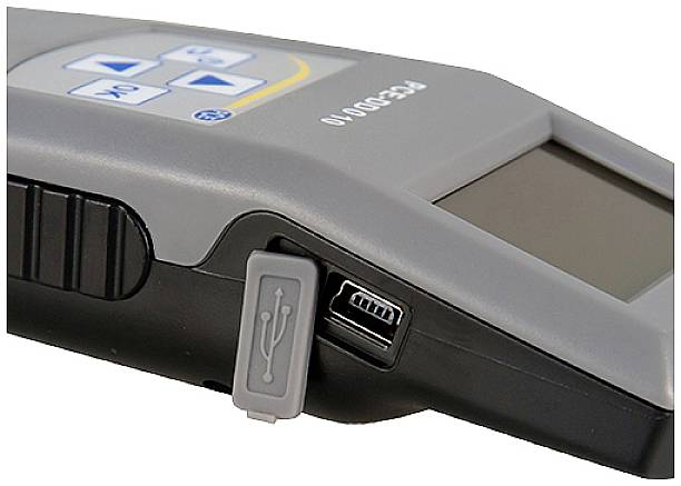 Przenośne urządzenie elektroniczne z gniazdem USB, w szarej obudowie z przyciskami sterującymi.