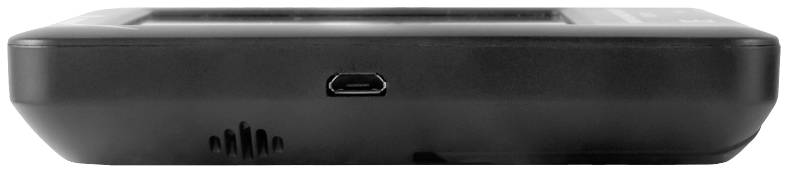 Czarny elektroniczny sprzęt sfotografowany z boku, z portem USB pośrodku.