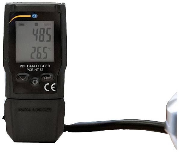 Rejestrator temperatury i wilgotności wskazuje 48,5% wilgotności i 26,5°C. Urządzenie z podłączeniem kablowym i wyświetlaczem.