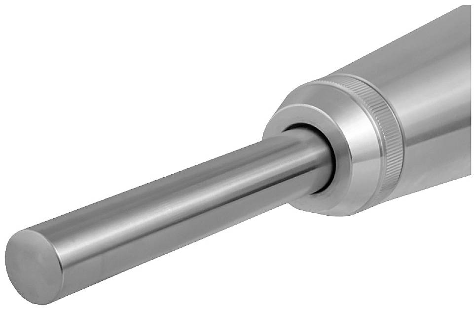 Metalowy cylindryczny pręt z żebrowanym pierścieniem na jednym końcu, stanowiący element większego urządzenia mechanicznego.