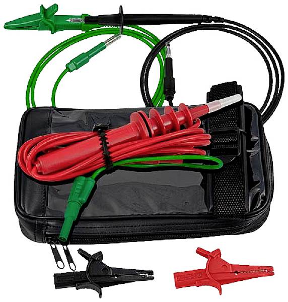 Zestaw elektycznych zacisków krokodylkowych w kolorze czerwonym i czarnym z przewodami, ułożonych na czarnej torbie. Odpowiednie do testów elektrycznych.