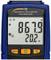 Miernik pola magnetycznego PCE-MFM 3500 wyświetla 867,9 i 20,2°C na wyświetlaczu LCD. Widoczne są symbole kierunku północnego i trybu pracy.