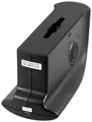 Czarny, prostokątny elektroniczny sprzęt z gniazdem USB i numerem seryjnym na boku.