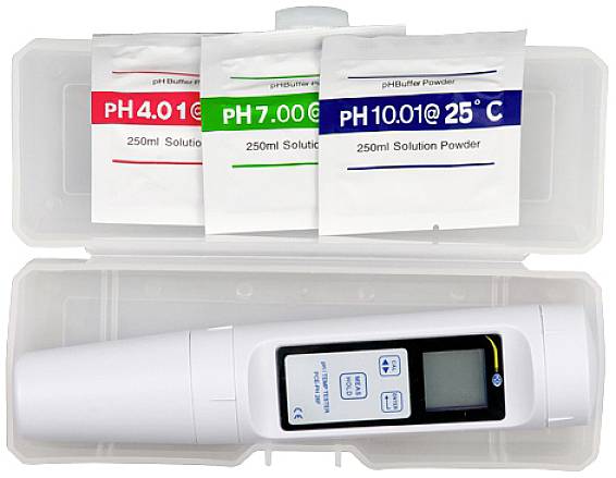Cyfrowy miernik pH z wyświetlaczem LCD i trzema roztworami kalibracyjnymi o wartościach pH 4,01, 7,00 i 10,01, w otwartym etui z tworzywa sztucznego.