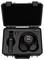 'Zamknięty futerał zawierający słuchawki, bezprzewodowy mikrofon i mały statyw. Piankowe wypełnienie chroni sprzęt w środku.'
