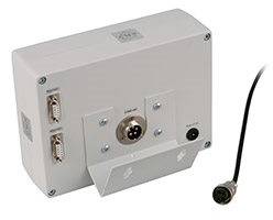 Urządzenie elektroniczne z wieloma portami po bokach oraz odłączanym przewodem, które służy do połączeń technicznych.