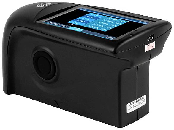 Przenośne urządzenie do pomiaru połysku na powierzchniach, wyposażone w wyświetlacz cyfrowy, który pokazuje wartości pomiarowe i opcje.