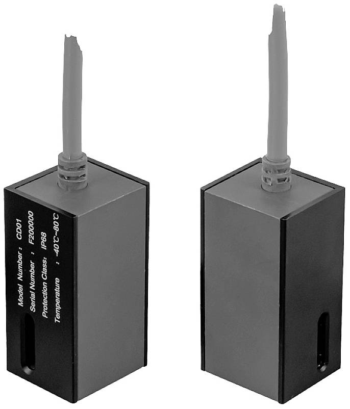 Na ekranie wyświetlane są dwa prostokątne, czarne urządzenia elektroniczne z pionowo wmontowanymi kablami. Tekst na stronie opisuje numer modelu i numer seryjny.