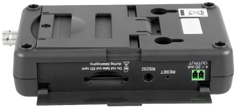 Czarny elektroniczny odbiornik z różnymi złączami i slotem, umieszczony na poziomej, metalowej obudowie.