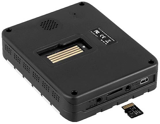 Czarny elektroniczny sprzęt z gniazdem na kartę microSD, która leży obok. Na tylnej stronie widoczne są złącza.