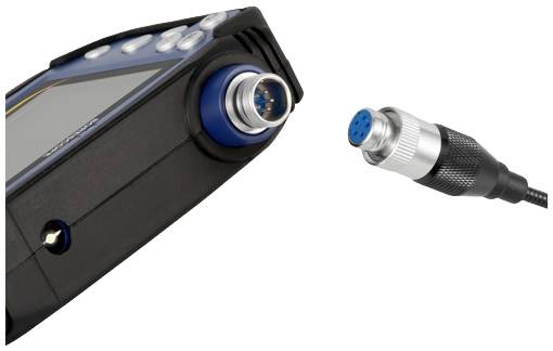 Zbliżenie przenośnego urządzenia elektronicznego z wyróżniającym się złączem, pokazanym obok zgodnego złącza kablowego.