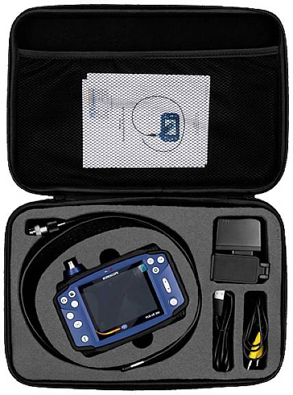 Przenośna kamera inspekcyjna w walizce, z ekranem i kablami. Dołączone są również akcesoria, zasilacz oraz instrukcja obsługi.