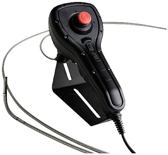 Czarny joystick z czerwonym przyciskiem i kablami, zamontowany na uchwycie.