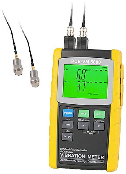 Miernik drgań z wyświetlaczem cyfrowym pokazuje wartości pomiarowe. Podłączone są dwa czujniki. Widoczne są główne funkcje i przyciski.