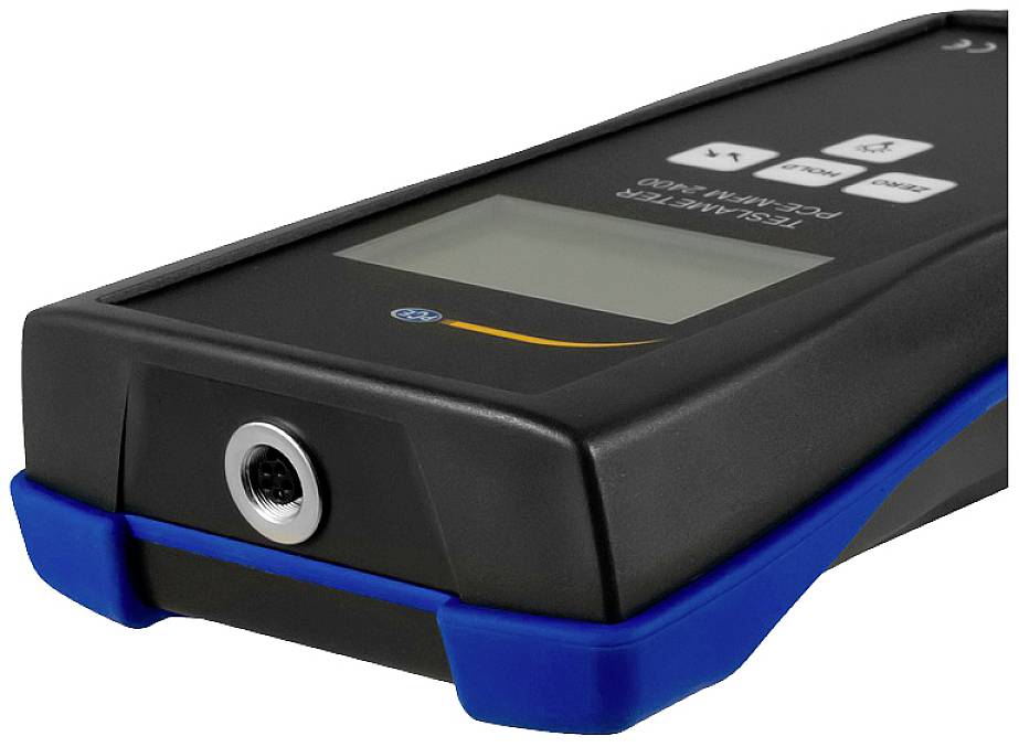 Cyfrowy przyrząd pomiarowy leżący w poziomie. Posiada wyświetlacz i przyciski sterujące. Widok z przodu z gniazdem pomiarowym.