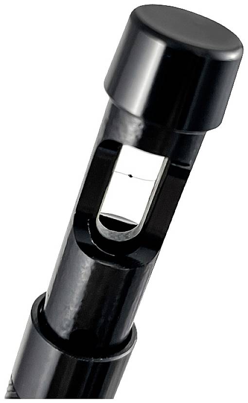 Czarny metalowy pióro z kwadratowym okienkiem pokazuje cienką poziomą linię wewnątrz.