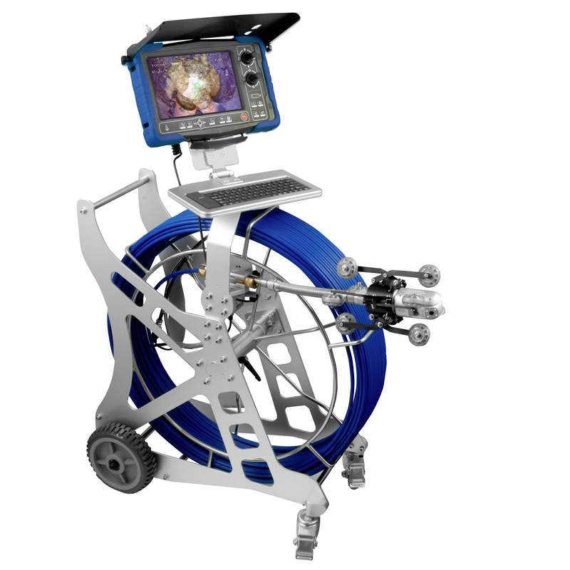 System inspekcyjny z kamerą, ekranem i długim niebieskim przewodem zamontowany na stelażu z kółkami, przeznaczony do prac kanalizacyjnych.