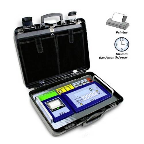 Przenośny alcosensor, otwarty w walizce, z wyświetlaczem cyfrowym i drukarką, pokazujący godzinę i datę do rejestracji pomiaru.
