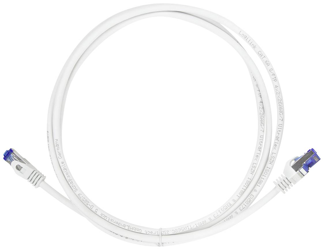 Białe przewód Ethernet z niebieskimi wtyczkami RJ45 na obu końcach, prezentowany na białym tle.