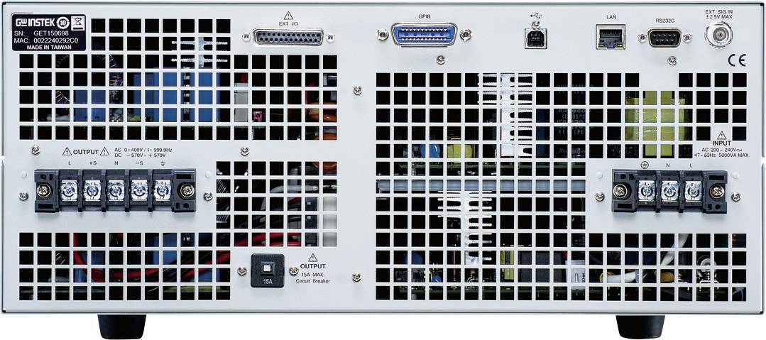 Widok z tyłu urządzenia technicznego z wieloma wyjściami, kratkami i gniazdami; prezentuje różne możliwości podłączenia.