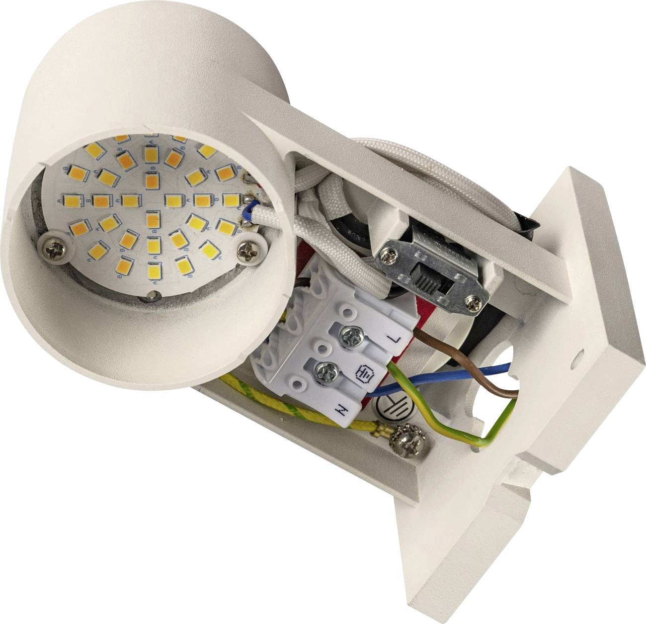 Zbliżenie otwartego reflektora LED z widocznymi przewodami i złączami.