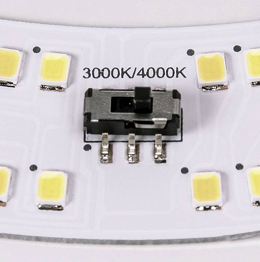 Zbliżenie płytki LED z żółtymi diodami i przełącznikiem oznaczonym '3000K/4000K'.