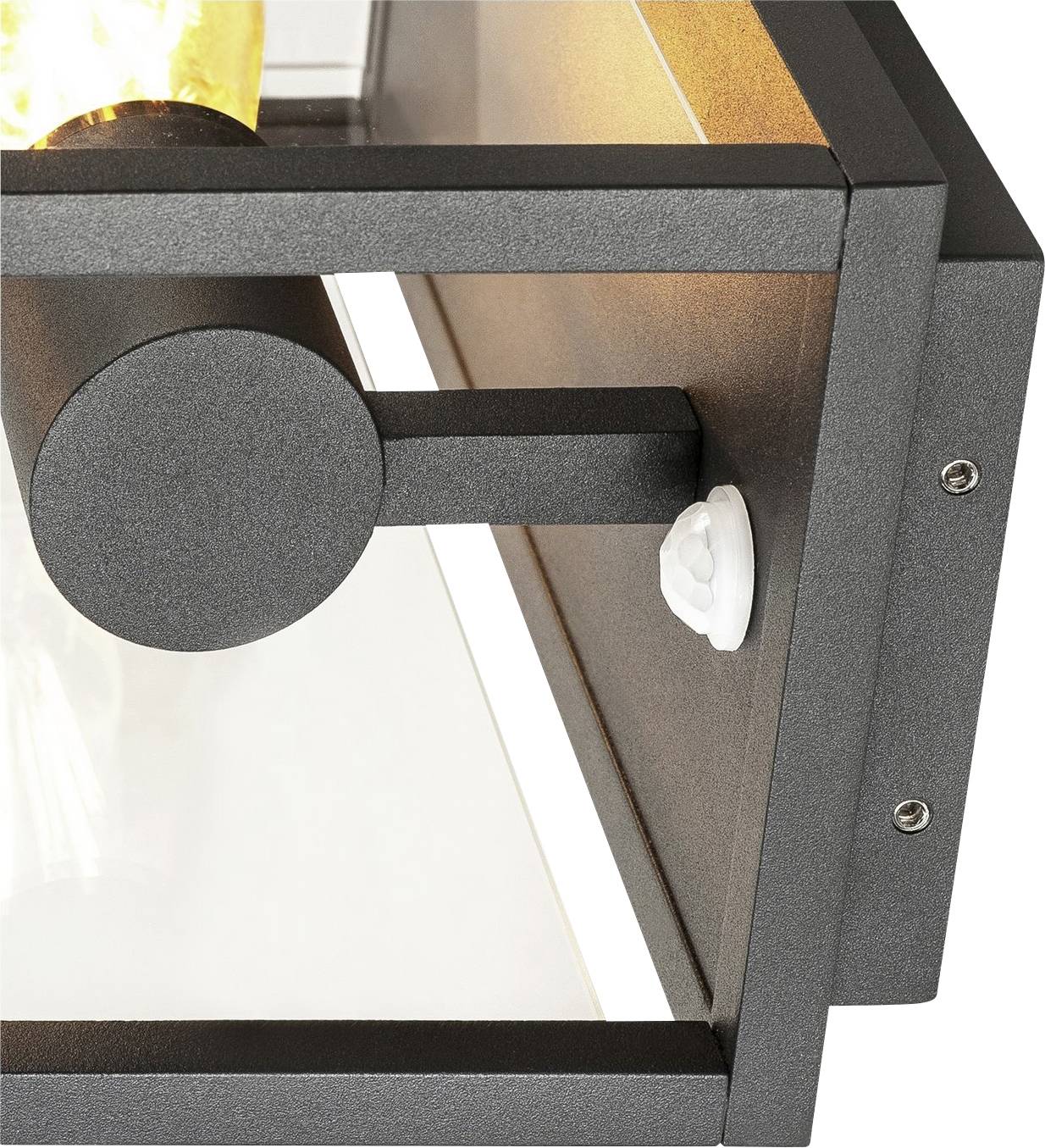 Zbliżenie czarnej metalowej lampy ściennej z żarówką. Po boku widoczny jest włącznik.