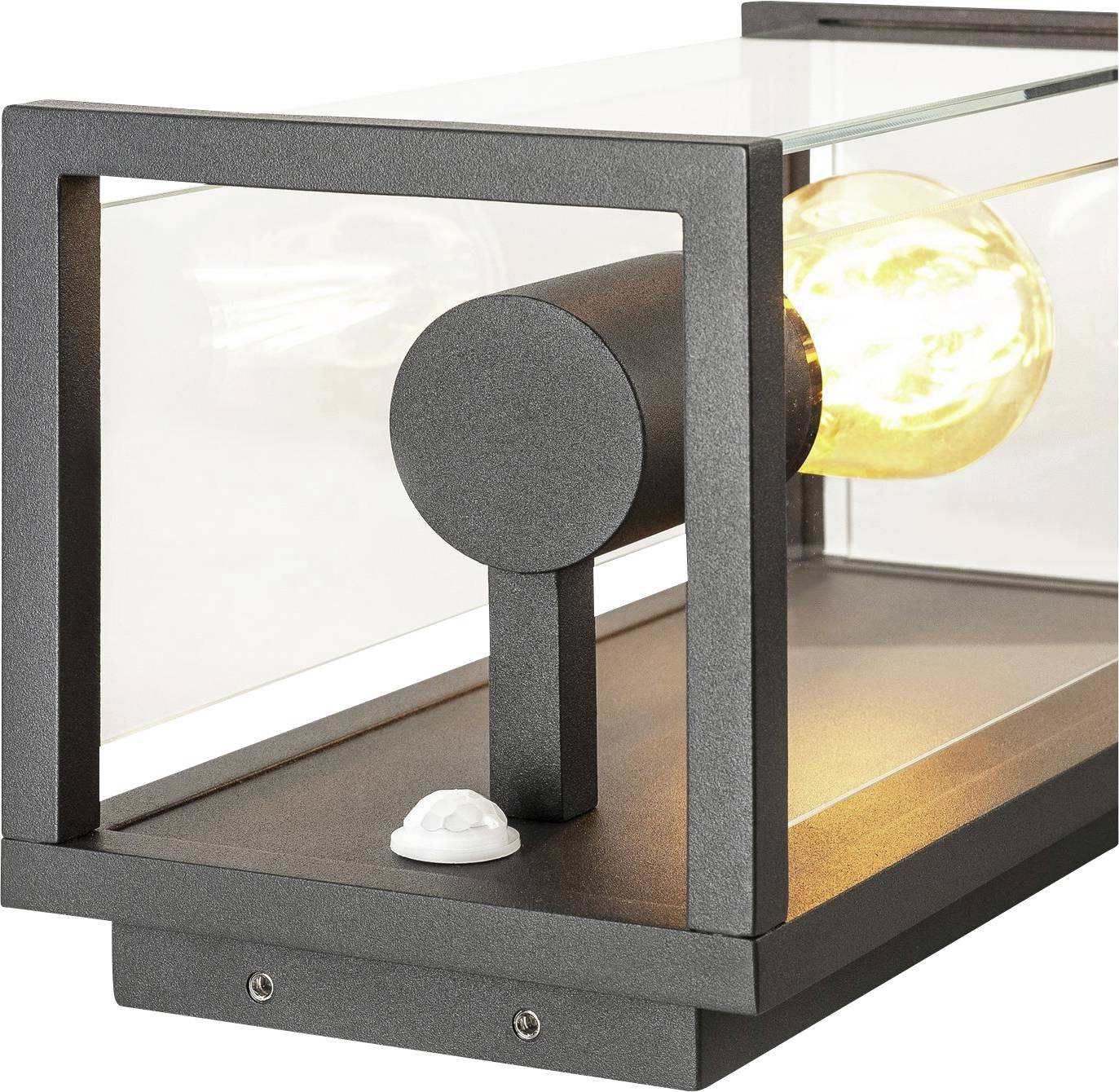 Nowoczesna lampa zewnętrzna z prostokątną, czarną metalową ramą i widoczną żarówką świecącą żółtawym światłem.