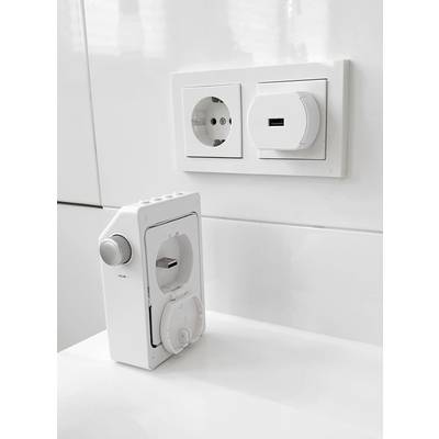 Europejskie gniazdko elektryczne w białej ścianie z czasowym wyłącznikiem zasilania i osłoną ochronną obok niego.