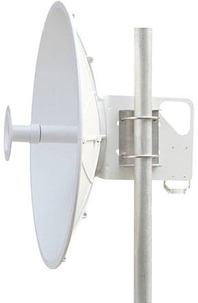 Antena paraboliczna na maszcie, używana do bezprzewodowego przesyłania sygnałów. Jest skierowana w prawo i ma białą barwę.