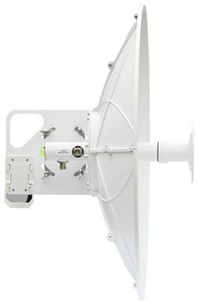 Biała antena paraboliczna z mocowaniem, widok z boku. Stosowana do bezprzewodowego przesyłania danych na długich dystansach.