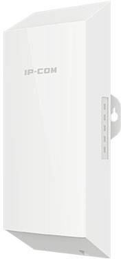 Białe urządzenie sieciowe firmy IP-COM o prostokątnym kształcie, przeznaczone do połączeń Wi-Fi, wyposażone w boczne możliwości montażowe.