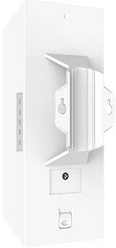 Białe, prostokątne urządzenie elektroniczne z gniazdem przyłączeniowym i możliwością mocowania z tyłu.