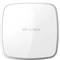 Kwadratowe, białe urządzenie IP-COM o zaokrąglonych krawędziach, prawdopodobnie punkt dostępowy Wi-Fi lub router.